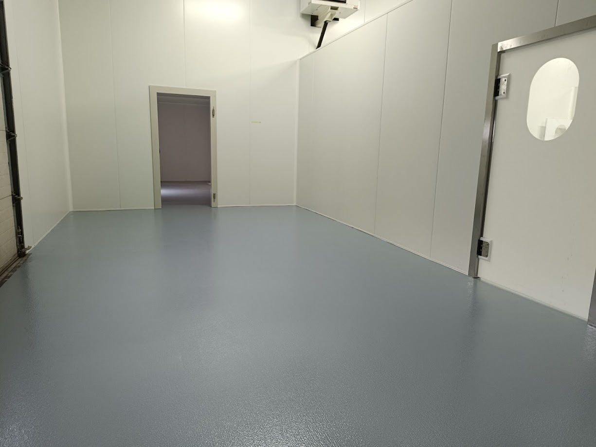 Application de résine époxy sur sol industriel - Solest Résine